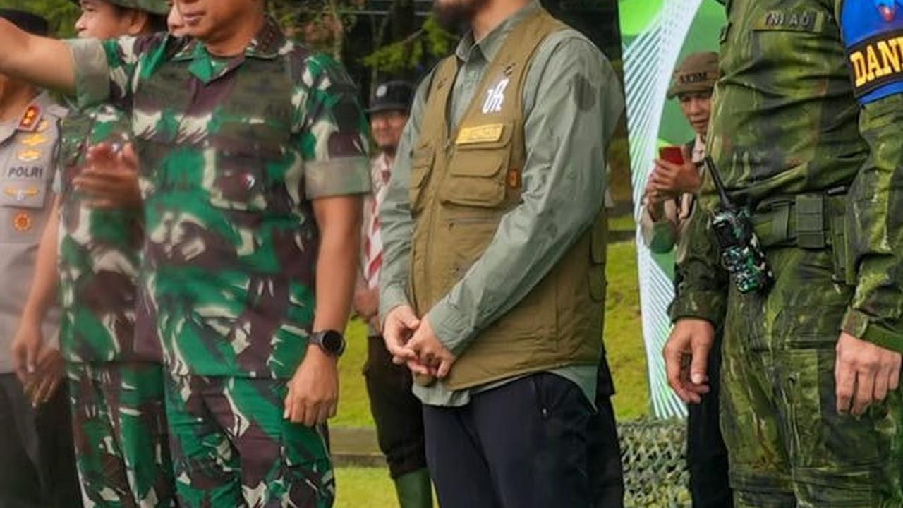 Potret Ustadz Adi Hidayat bersama Panglima TNI Jenderal Agus Subiyanto saat membuka acara tersebut secara resmi.<br>