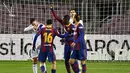 Striker Barcelona, Ousmane Dembele (tengah) melakukan selebrasi bersama rekan setim usai mencetak gol ke gawang Eibar dalam laga lanjutan Liga Spanyol 2020/21 pekan ke-16 di Camp Nou, Selasa (29/12/2020). Barcelona bermain imbang 1-1 dengan Eibar. (AFP/Pau Barrena)