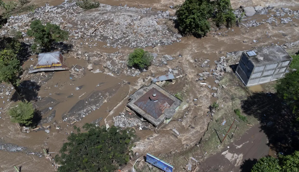 Dari jumlah tersebut, 18 orang meninggal di wilayah Tanah Datar, sementara 16 orang lainnya di wilayah Agam. (AP Photo/Sutan Malik Kayo)