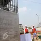 Presiden Jokowi mendengarkan penjelasan proyek pembangunan Light Rail Transit (LRT) dari Dirut Adhi Karya Kiswodarmawan pada Groundbreaking LRT Indonesia, Jakarta, Rabu (9/9). (Liputan6.com/Faizal Fanani)