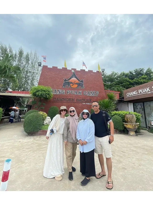 6 Potret Dewi Perssik dan Rully Liburan ke Thailand, Ajak Ibunda dan Anak
