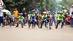 Anak-Anak ikut berpartisipasi dalam kejuaraan Invitasi Sepatu Roda DKI Jakarta di Senayan, Jakarta, Minggu (8/11/2015). Kejuaraan ini diikuti sekitar 39 klub seluruh Indonesia. (Bola.com/Nicklas Hanoatubun).