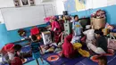 Tampak keluarga korban kebakaran rumah ketika menempati ruangan kelas di SD Kristen Fajar Sion, Jakarta Barat, Minggu (8/1). Mereka juga mendapat bantuan berupa kebutuhan pokok, dokter, pakaian pantas pakai hingga air bersih. (Liputan6.com/Fery Pradolo)