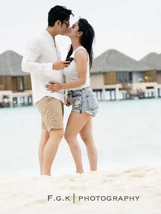 Yang terbaru, Dewi Murya Agung atau lebih dikenal dengan Dewi Perssik mengunggah foto ciuman bibir di pinggir pantai. Seperti diketahui, keduanya baru saja mengisi liburan di Maladewa. (Instagram/dewiperssikreal)