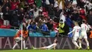Pemain Inggris Harry Kane (tengah) melakukan selebrasi usai mencetak gol ke gawang Jerman pada pertandingan babak 16 besar Euro 2020 di Stadion Wembley, London, Inggris, Selasa (29/6/2021). Inggris menang 2-0. (AP Photo/Frank Augstein, Pool)