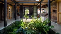 8 Contoh Rumah 1 Lantai Konsep Taman Terbuka di Tengah Ruangan, Bikin Suasana Lebih Segar