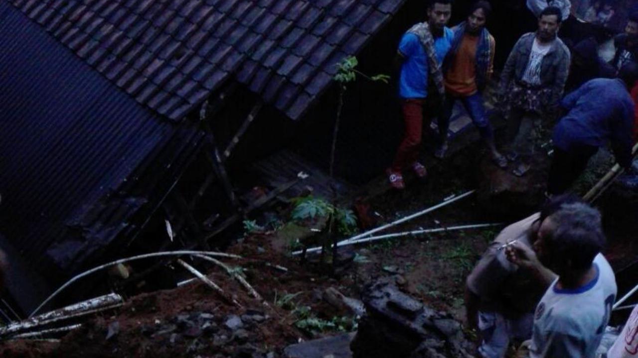 Longsor terjadi di permukiman penduduk Desa Pagentang, Banjarnegara . (Foto: Liputan6.com/RAPI BJN/Muhamad Ridlo).