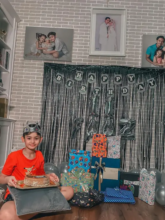 "Tapi setelahnya si bayi number 1 ku happy banget lihat bertaburan kado dari kita semua.. Sebahagia itu mommy daddy lihat ekspresi bahagia kmu nak,"sambung Fairuz. [Instagram/fairuzarafiq]
