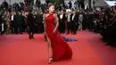 Supermodel Bella Hadid berpose saat menghadiri pemutaran perdana film 'Pain and Glory' di Festival Film Cannes 2019 di Prancis, Jumat (17/5/2019). Bella Hadid kerap mengenakan gaun merah saat menghadiri Festival Film Cannes. (AP Photo/Petros Giannakouris)