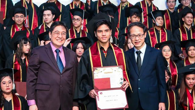 Tampil Kompak, Ini 7 Momen Wisuda SMA Putra Cut Keke dan Malik Bawazier