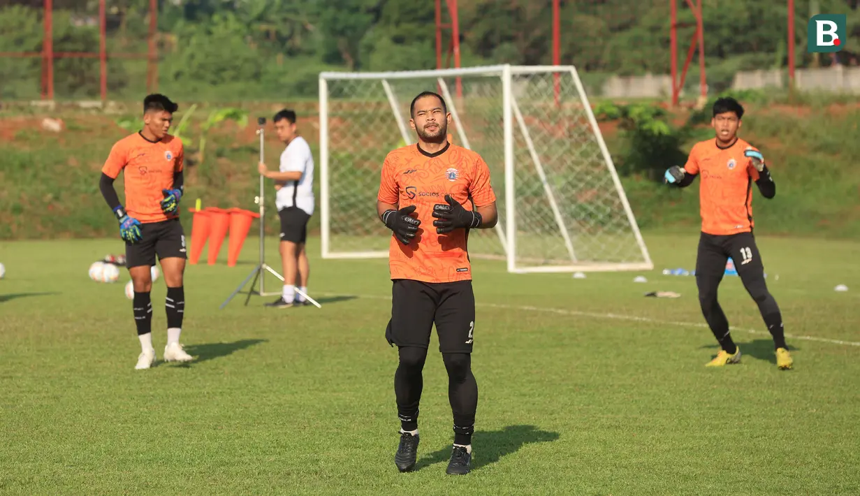 Kiper Persija Jakarta mengikuti sesi latihan jelang laga melawan Persita Tangerang di Nirwana Park, Sawangan, Depok, Selasa (18/7/2023). Macan Kemayoran akan bertandang ke markas Pendekar Cisadane dalam laga pekan keempat BRI Liga 1 2023-2024 pada Sabtu (22/7/2023) di Indomilk Arena. (Bola.com/M Iqbal Ichsan)