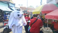 Maskot Piala Dunia La'eeb menyambangi Kota Surabaya mulai Jumat (21/10/2022) hingga Minggu (23/10/2022). Hari ini, maskot imut berwarna putih itu terlihat hadir di Pasar Pakis Surabaya. (Istimewa)