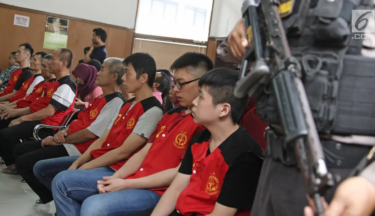 Delapan WN Taiwan terdakwa kasus penyelundupan sabu seberat satu ton mengikuti sidang lanjutan di PN Jakarta Selatan, Kamis (19/4). Sidang beragendakan pembacaan vonis. (Liputna6.com/Herman Zakharia)