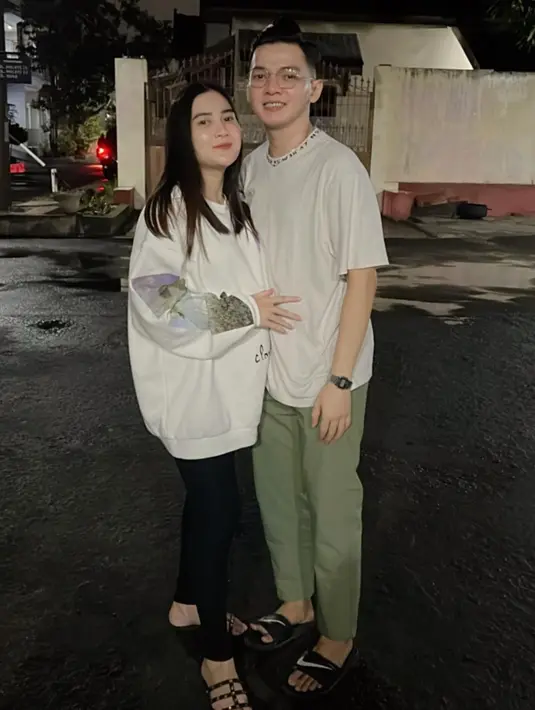 Sesuai dengan keterangan fotonya, Nella melahirkan secara normal di Rumah Sakit JIH Solo, Jawa Tengah. Sedangkan yang mendokumentasi persalinannya dari Napas Pertama. [Instagram/nellakharisma]