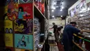 Pecinta musik memilah Piringan Hitam, CD, dan Kaset pita di toko "Wow Record Store", Blok M Squere, Jakarta, Jumat (12/3/2021). Pedagang Piringan Hitam, CD, dan Kaset Pita ini bertahan ditengah Perkembangan era digital dan Pandemi. (Liputan6.com/Johan Tallo)