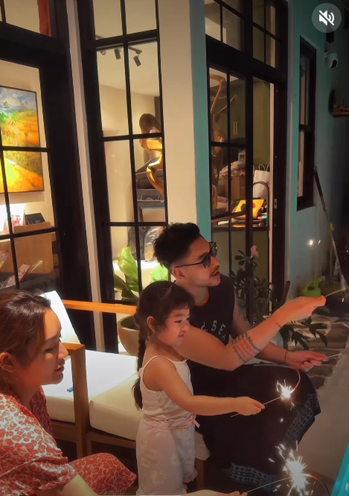 5 Potret Taman Samping Rumah Siti Badriah dan Krisjiana, Multifungsi dan Cocok untuk Quality Time Keluarga