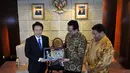 Ketua DPD RI Irman Gusman (tengah) memberikan cinderamata kepada Gubenur Gyeonggi Republik Korea YM.Mr Nam Kung Pil (kiri) dan rombongan di Ruang Delegasi, Komplek Parlemen Senayan, Jakarta, Senin (11/5/2015). (Liputan6.com/Andrian M Tunay)