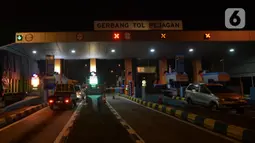 Suasana pintu tol Pejagan, Brebes, Jawa Tengah, Jumat (7/5/2021) Tengah Malam, H-5 peniadaan mudik Idul Fitri 1442 H dengan petugas gabungan melakukan penjagaan di 6 titik dari kabupaten yang menjadi pintu masuknya Jawa Tengah dari Jawa Barat ini. Kamis 6 Mei 2021. (merdeka.com/Imam Buhori)