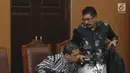 Kuasa hukum Gubernur Aceh nonaktif Irwandi Yusuf usai mengikuti sidang praperadilan di di PN Jakarta Selatan, Rabu (24/10). Hakim tunggal Riyadi Sunindyo menolak permohonan praperadilan Irwandi Yusuf. (Liputan6.com/Herman Zakharia)
