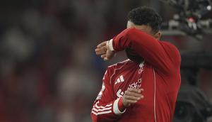 Pemain Liverpool, Mohamed Salah menyeka air matanya saat memberikan penghormatan untuk mendiang Diogo Jota setelah laga Liga Inggris 2024/2025 melawan Bournemouth di Anfiled, Liverpool, Inggris, Jumat (15/08/2025) waktu setempat. (AP Photo/Ian Hodgson)