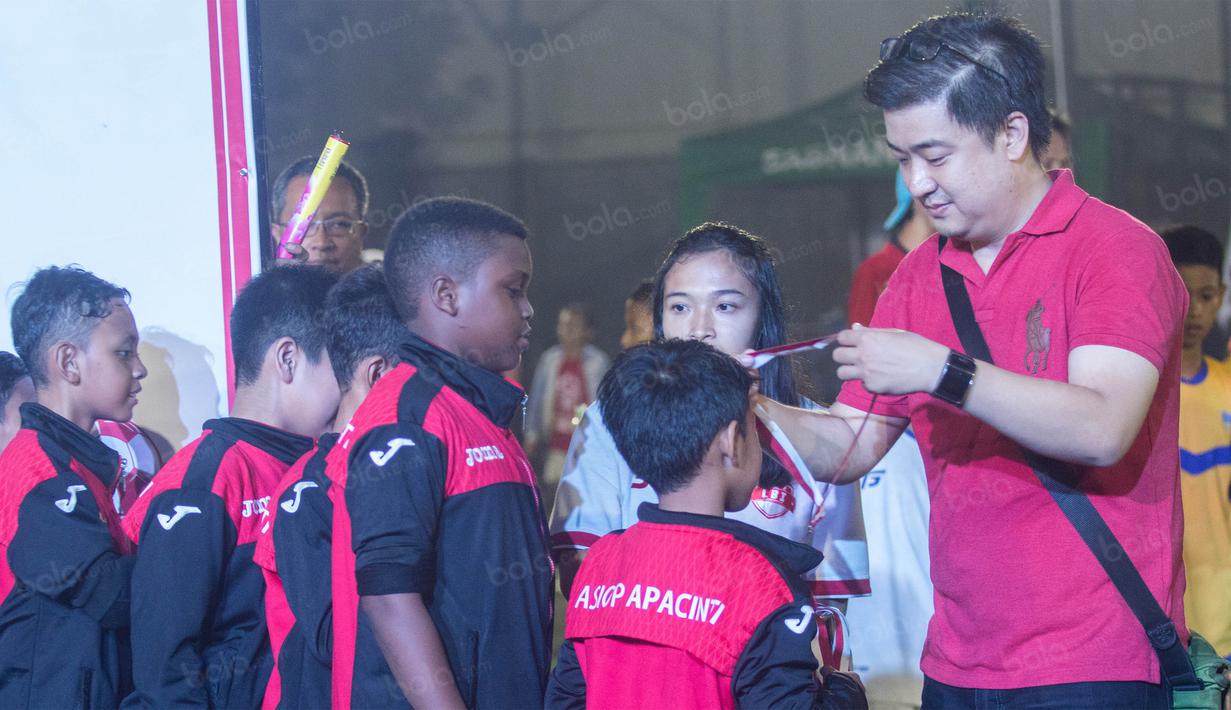GM Sales & Marketing KMK Online, Edwin Kartawinata, mengalungkan medali kepada pemain ASIOP Apacinti usai meraih gelar Liga Bola Indonesia. (Bola.com/Vitalis Yogi Trisna)