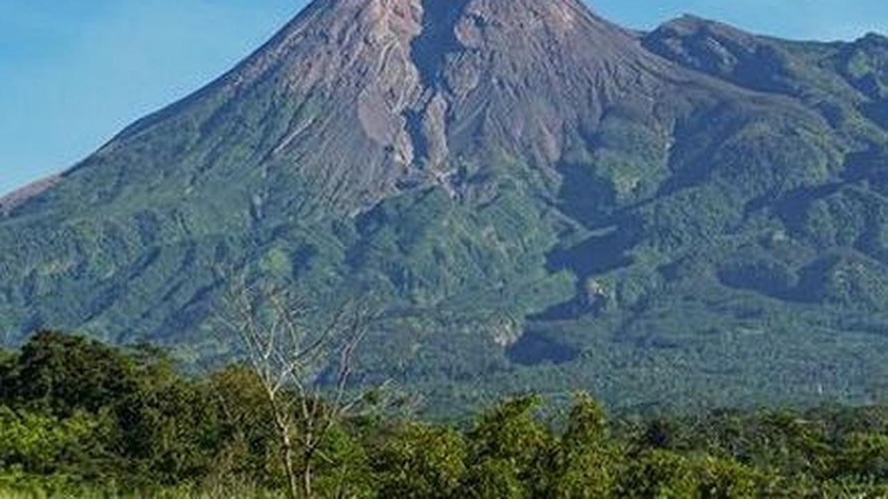 Tak hanya Keraton Merapi, cerita mistis di gunung yang memiliki ketinggian 2.930 mdpl ini adanya Pasar Bubrah. Menurut para pendaki, Pasar Bubrah merupakan sebuah tempat berpasir dan berbatu yang dipercaya sebagai tempat berkumpulnya makhluk halus.