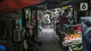Suasana Gang Gloria, Pancoran, Glodok, Jakarta, Rabu (2/2/2021). Gang yang dipenuhi penjual kuliner khas pecinan yang sudah ada sejak tahun 1920-an ini semakin sepi pembeli karena adanya pandemi Covid-19. (Liputan6.com/Faizal Fanani)