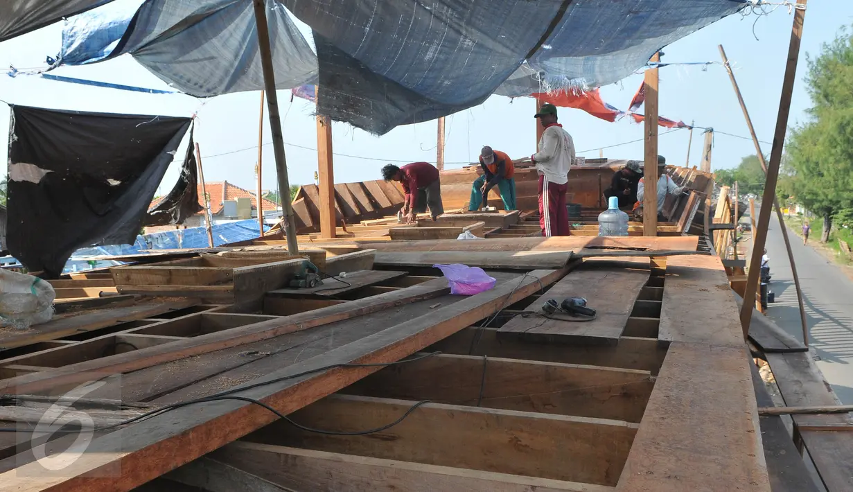 Para pekerja sedang menyelesaikan pembuatan kapal nelayan di kawasan Karangsong, Indramayu, Jabar, Rabu (17/6/2015). Pembuatan kapal berkapasitas sekitar 30 grosstone tersebut dapat memakan biaya Rp 1 -3 milyar. (Liputan6.com/Herman Zakharia)