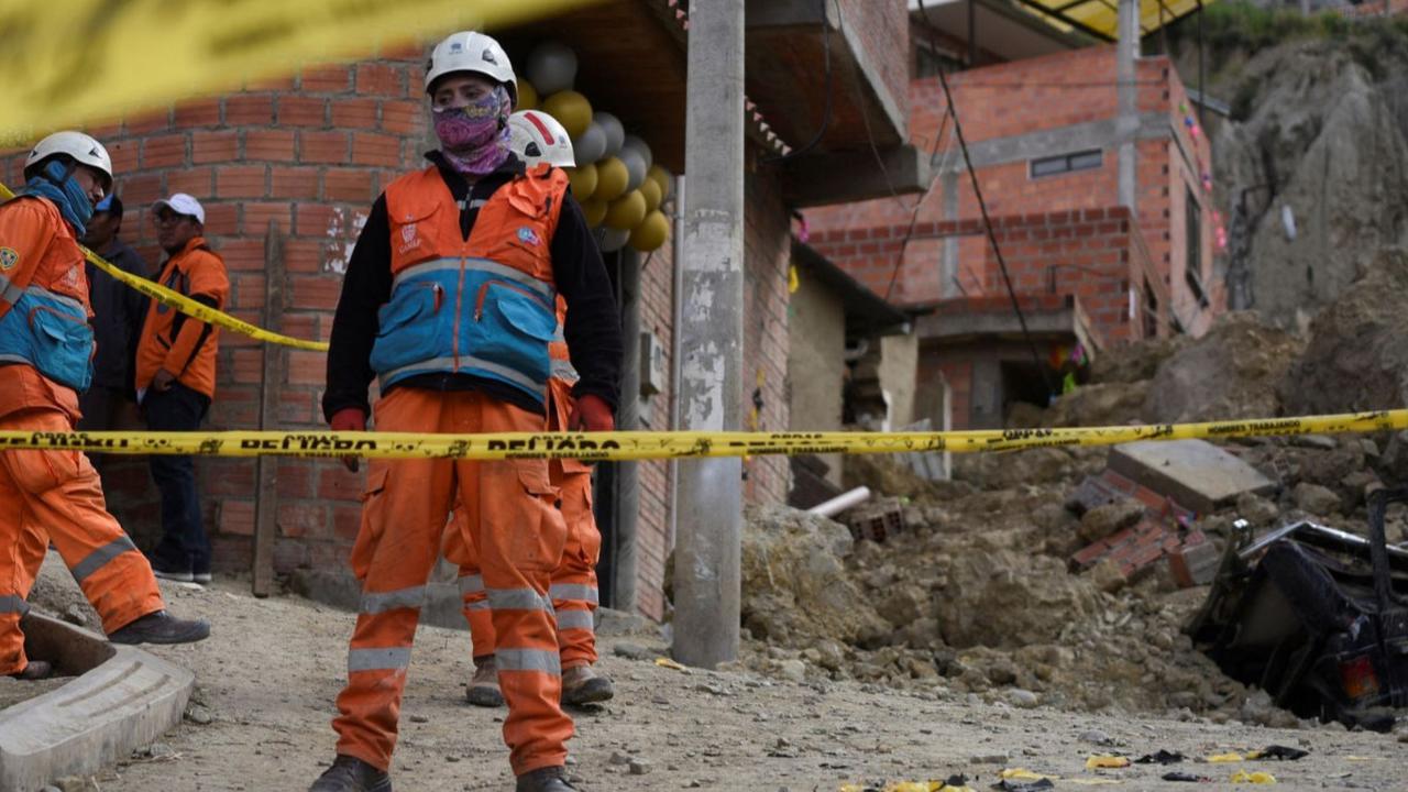 Tim penyelamat bekerja sama dengan penduduk La Paz, Bolivia melakukan upaya penyelamatan dan pencarian korban yang masih terkubur tanah longsor. Foto: REUTERS / Claudia Morales<br>