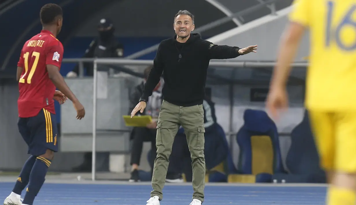 Pelatih Spanyol Luis Enrique memberikan instruksi kepada para pemainnya saat menghadapi Ukraina pada pertandingan UEFA Nations League di Olimpiyskiy Stadium, Kyiv, Ukraina, Selasa  (13/10/2020). Ukraina memenangkan pertandingan tersebut 1-0. (AP Photo/Efrem Lukatsky)