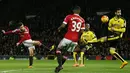 Gelandang Manchester United, Ander Herrera, melakukan tembakan ke arah gawang Watford. Pada laga itu wasit mengeluarkan tiga kartu kuning. (Reuters/Jason Cairnduff)