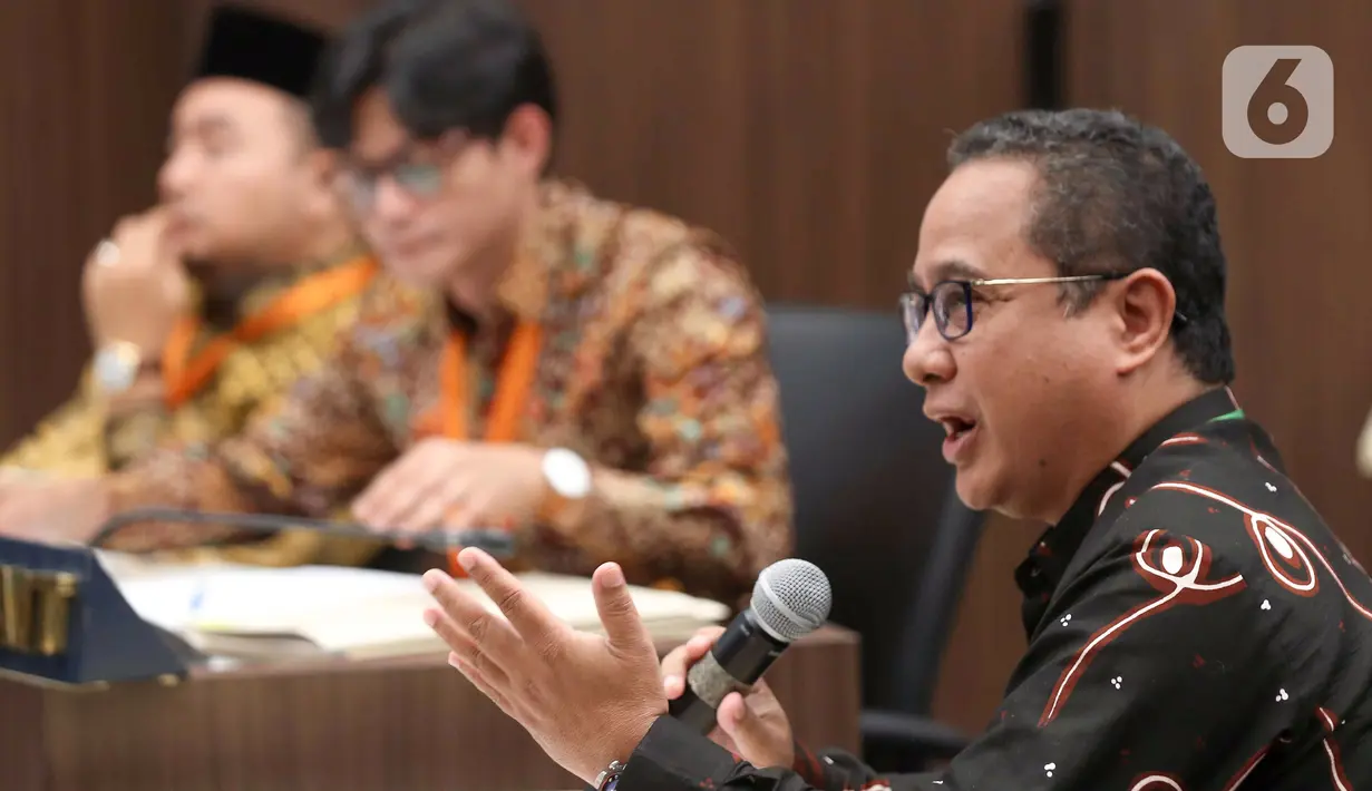 Menurut para pengadu, hal itu tidak sesuai dengan Peraturan KPU Nomor 19 Tahun 2023 tentang Pencalonan Peserta Pemilu Presiden dan Wakil Presiden karena para teradu belum merevisi atau mengubah peraturan terkait pasca adanya Putusan Mahkamah Konstitusi Nomor 90/PUU-XXI/2023. (Liputan6.com/Herman Zakharia)