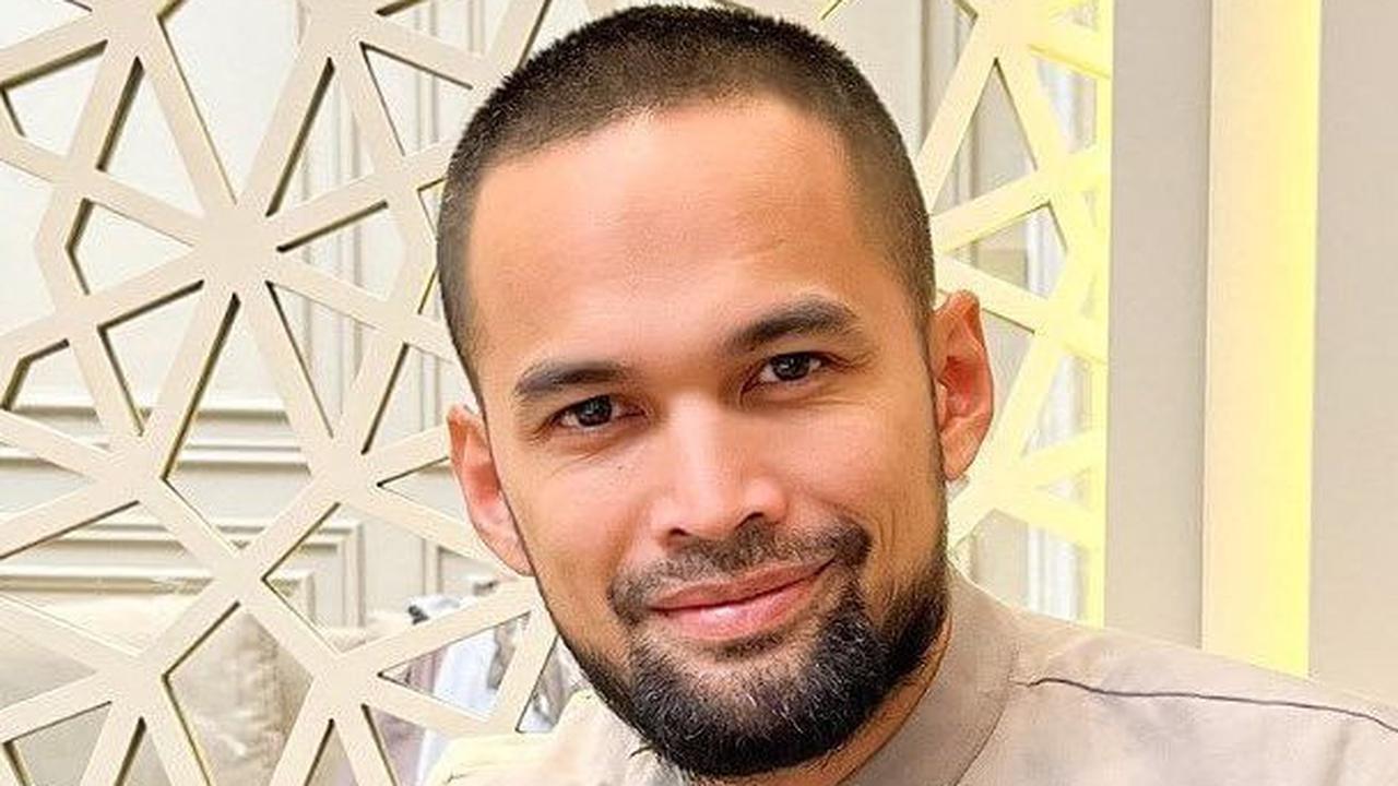 Sejak memutuskan hijrah, Teuku Wisnu jarang tampil di layar kaca. Dia bersama istrinya Shireen Sungkar lebih fokus ke bisnis.
