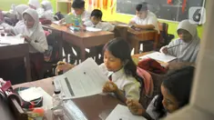 Siswa mengikuti ujian penilaian akhir semester (PAS) yang dihadiri guru pengawas di SDN Pondok Cina 1 Depok, Jawa Barat, Senin (5/12/2022). Guru SDN Pondokcina 1 Depok kembali hadir di sekolah itu pada hari ini. (merdeka.com/Arie Basuki)