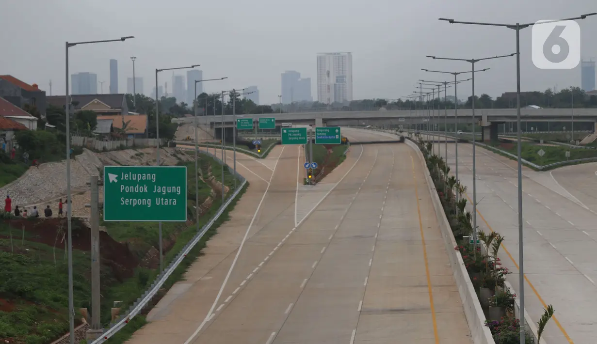 Suasana jalan Tol Kunciran-Serpong di Gerbang Tol Parigi, Tangerang Selatan, Jumat (6/12/2019). Ruas tol sepanjang 11,1 km tersebut diharapkan bisa memudahkan perjalanan masyarakat yang berasal dari arah Serpong menuju Bandara Soekarno Hatta, Cengkareng. (Liputan6.com/Angga Yuniar)