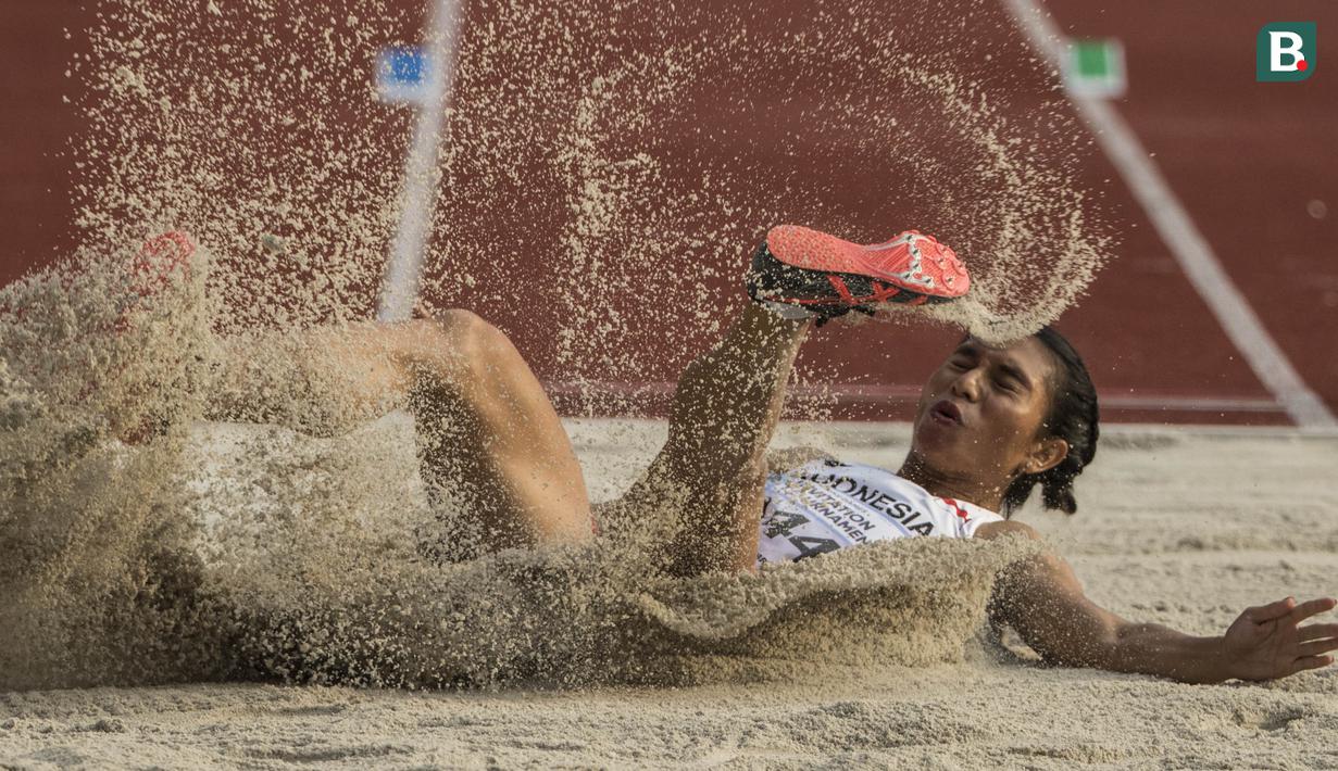 Atlet Indonesia, Maria Londa, melakukan lompatan pada Invitation Tournament cabang atletik nomor lompat jauh di SUGBK, Jakarta, Minggu (11/2/2018). Dirinya meraih emas dengan lompatan terjauh 6,43 meter. (Bola.com/Vitalis Yogi Trisna)