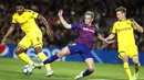 Gelandang Barcelona, Frenkie de Jong (tengah) berebut bola dengan pemain Borrusia Dortmund, Manuel Akanji (kiri) pada pertandingan Grup F Liga Champions di stadion Camp Nou, Spanyol (27/11/2019). Barcelona menang 3-1 atas Dortmund. (AP Photo/Joan Monfort)