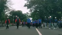 Buruh dari FSP TSK SPSI berunjuk rasa di depan Kantor Gubernur Jawa Barat, Jalan Diponegoro, Bandung, Kamis, 12 Mei 2022. (Arie Nugraha)