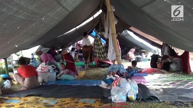 VIDEO: Pengungsi Gempa Lombok Bertahan Menunggu Bantuan
