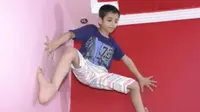 Mampu Panjat Dinding Hanya dengan Tangan dan Kaki, Bocah Ini Disebut 'Spider Boy'