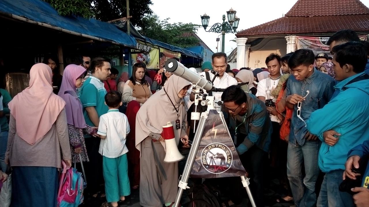 Warga menyaksikan gerhana matahari di Yogyakarta