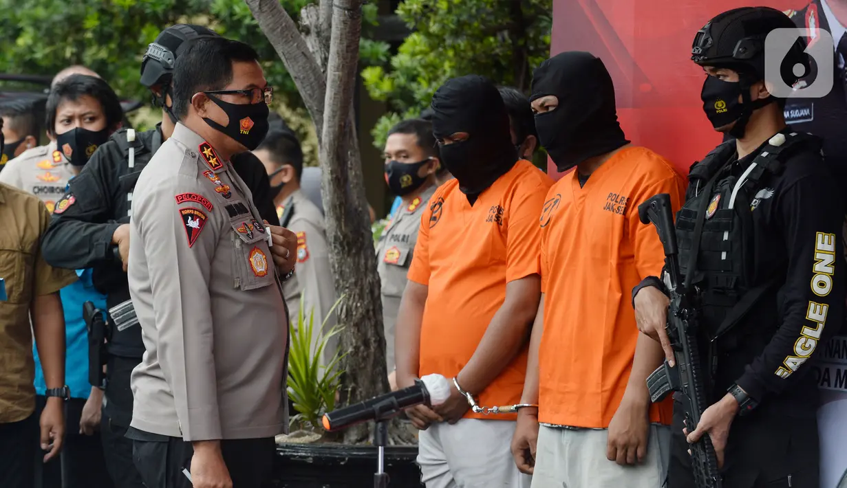 Kapolda Metro Jaya Irjen, Nana Sudjana melihat para tersangka saat konferensi pers kasus narkoba di halaman Polres Metro Jakarta Selatan, Senin (3/8/2020). Polisi berhasil menggagalkan penyelundupan 160 kg narkotika jenis ganja dan 131 kg sabu jaringan lintas Sumatera-Jawa. (merdeka.com/Dwi Narwoko)