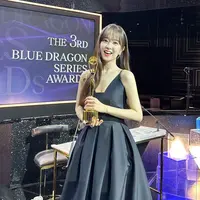 Park Bo Young hadir mengenakan gaun hitam model spaghetti strap. Rambutnya dibiarkan terurai dengan riasan wajah natural. [@boyoung0212_official]