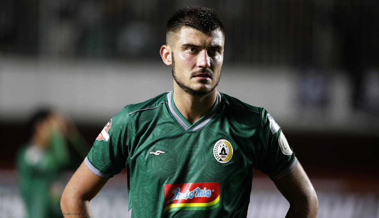 Striker PSS Sleman, Yevhen Bokhashvili, mengamati rekannya saat melawan Arema FC pada laga Liga 1 2019 di Stadion Maguwoharjo, Sleman, Rabu (15/5). PSS menang 3-1 atas Arema. (Bola.com/Yoppy Renato)