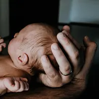 Dalam agama Islam, salah satu hal yang harus dilakukan ketika menyambut bayi baru lahir adalah dengan mengumandangkan adzan di telinganya. Berikut cara mengumandangkan adzan yang benar untuk bayi baru lahir. (unsplash.com/Kelly Sikkema).