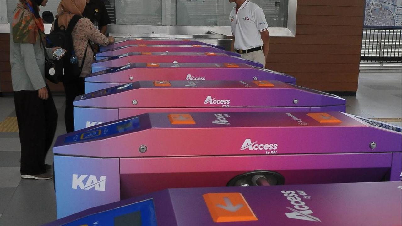 Masyarakat dapat menggunakan LRT Jabodebek dengan mudah melalui pembayaran nontunai seperti Kartu Uang Elektronik Perbankan, Kartu Multi Trip KAI Commuter, Scan Qris, Link Aja, dan KAI PAY.
