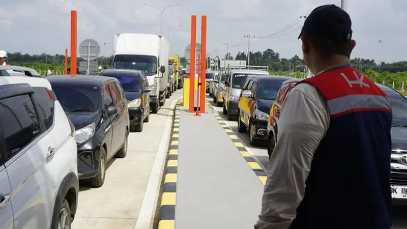 Antrean kendaraan yang masuk ke JTTS. Foto (Dokumen PT Hutama Karya)