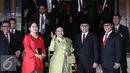Menko PMK Puan Maharani (kiri), Megawati Soekarno Putri (tengah) saat menghadiri sidang tahunan MPR RI di ruang rapat paripurna 1 Gedung Nusantara, Jakarta, Selasa (16/8). (Liputan6.com/Faizal Fanani)