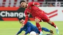 Pemain tengah timnas Indonesia, Saddil Ramdhani (kanan) mengerang saat mendapat tekel dari pemain Thailand pada lanjutan kualifikasi Grup A Piala AFF 2022 di Stadion Utama Gelora Bung Karno, Jakarta, Kamis (29/12/2022). Laga berakhir imbang 1-1. (Liputan6.com/Helmi Fithriansyah)