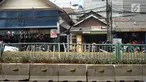 Kondisi pagar pembatas jalur transjakarta yang ditopang bambu di Jalan Otista Raya, Jakarta, Jumat (5/7/2019). Meskipun telah lama rusak, pagar besi berjeruji yang berfungsi sebagai pembatas agar orang tidak menyeberang secara sembarangan itu belum juga diperbaiki. (Liputan6.com/Immanuel Antonius)